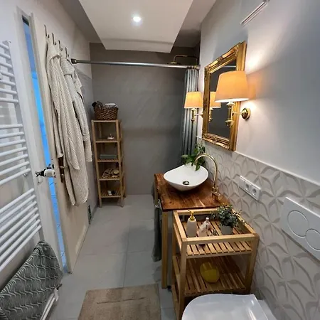 Kleiner Balkon In West 홈스테이